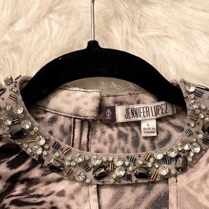 Jennifer Lopez short sleeve summer top.